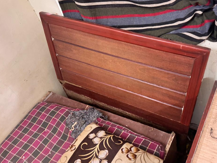 जो बेड स्टूडेंट्स को दिए गए हैं, वो भी टूट चुके हैं।