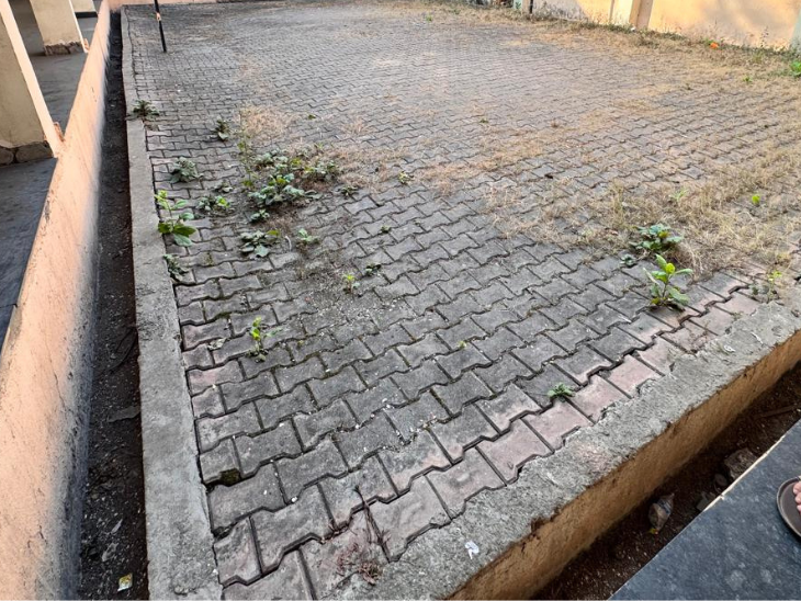 बाहर का आंगन एक छोर से धंस चुका है।