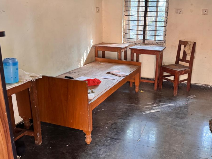 टूटा-फूटा, गैर-उपयोगी फर्नीचर कमरों में रखा गया है।