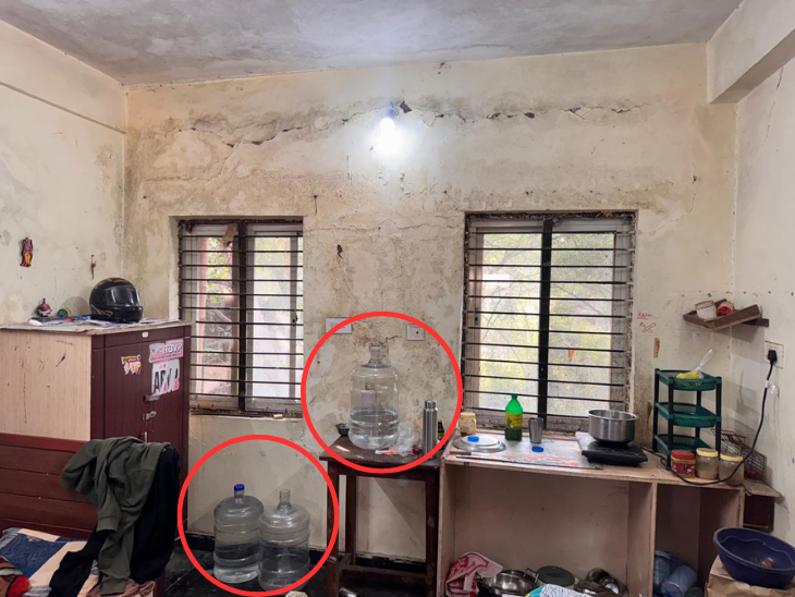 जिन कमरों में बच्चे रहते उसकी स्थिति देखिए। स्टूडेंट्स को बाहर से पानी मंगाकर पीना पड़ रहा।