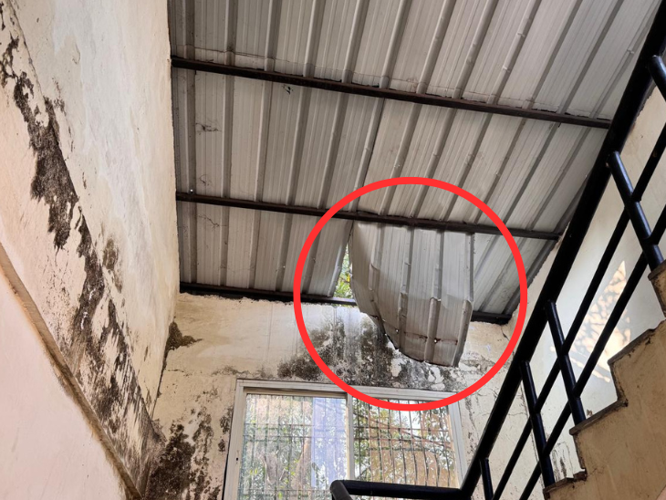 टीन शेड फट चुका है। कभी भी हादसा हो सकता है।