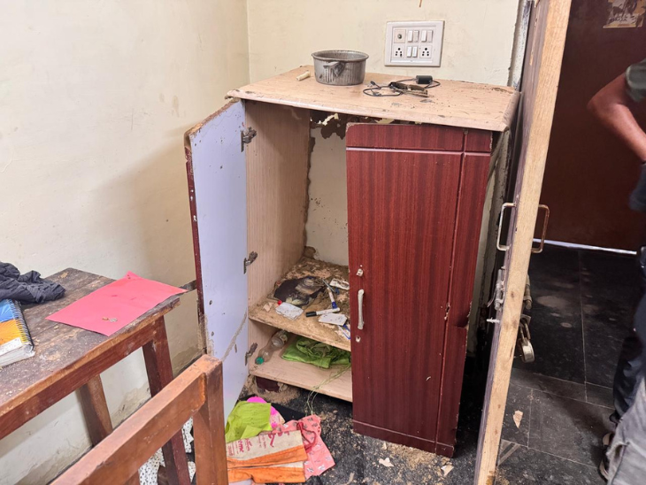 अल्मीरा टूट-फूट चुकी है। ये बच्चों के किसी काम की नहीं।