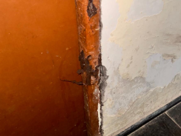 विश्वविद्यालय प्रशासन हॉस्टल का बेसिक मेंटेनेंस भी नहीं करा रहा।