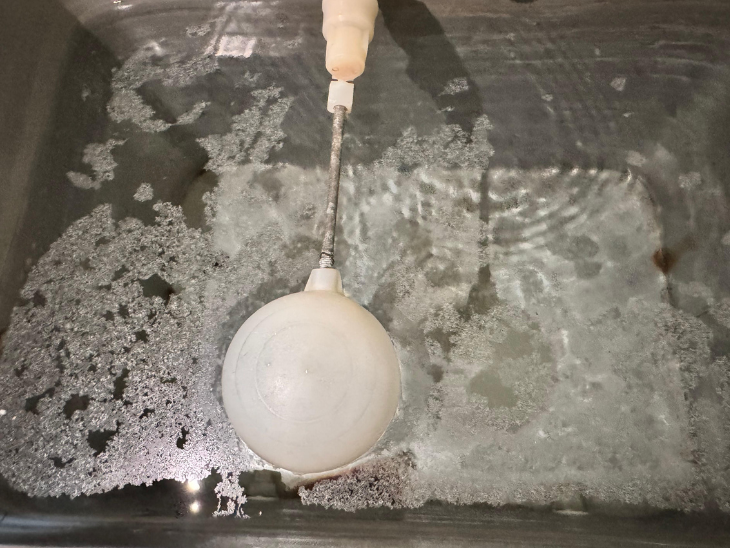 वाटर फिल्टर का पानी सिर्फ हाथ-मुंह धोने लायक है। पीने योग्य नहीं है।