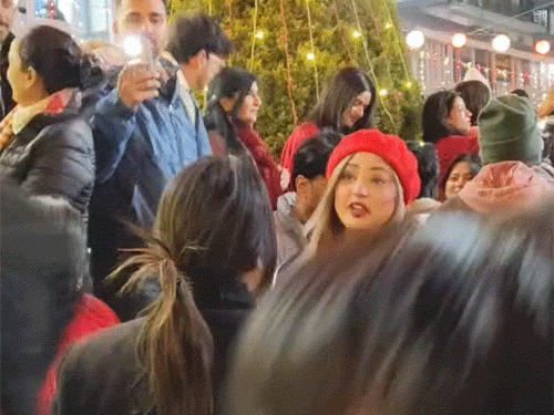 मनाली के मॉल रोड पर क्रिसमस की संध्या पर डीजे की धुनों पर थिरकते हुए टूरिस्ट।