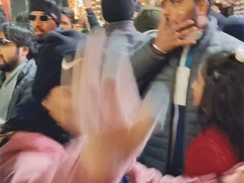 मनाली के मॉल रोड पर नाचते हुए टूरिस्ट।