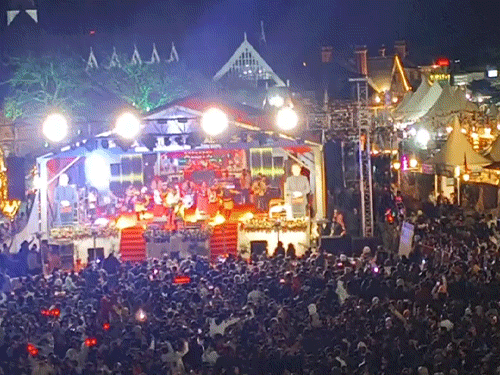 शिमला के रिज पर विंटर कार्निवल में थिरकते हुए टूरिस्ट और लोकल।