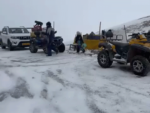 रोहतांग पास में स्नो स्कूल का आनंद उठाते हुए टूरिस्ट।