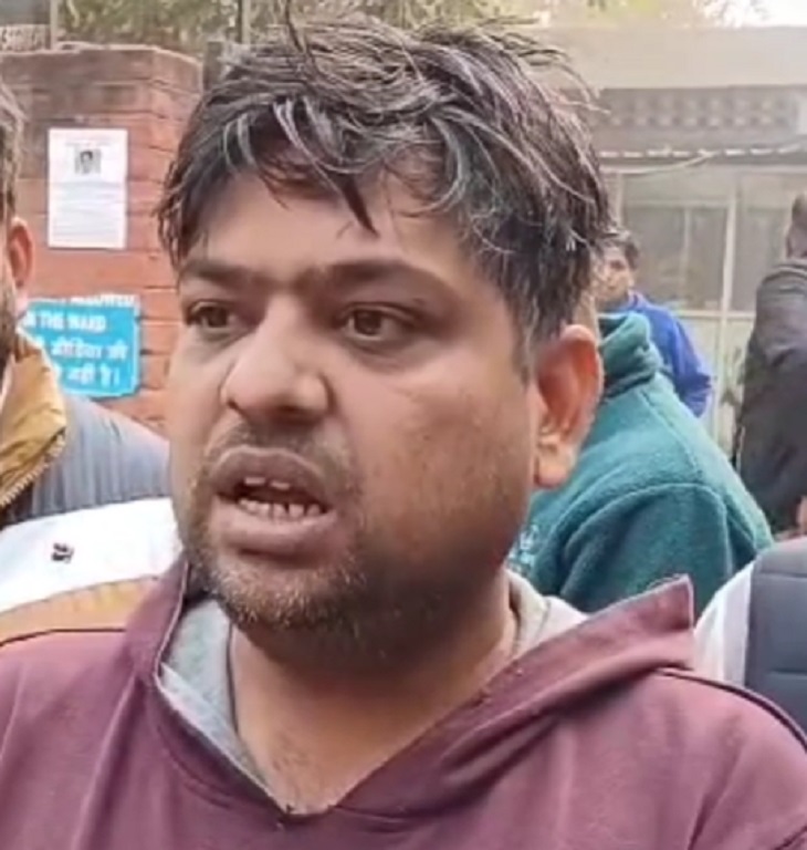 मामले की जानकारी देता मृतक डॉक्टर का भाई गौरव जैन।