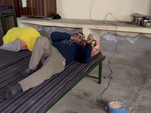 रैन बसेरे में आराम करता युवक