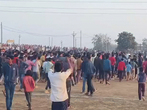 क्रिकेट ग्राउंड पर ही होती है शादियां।