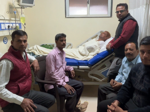 आमरण सत्याग्रह पर बैठे प्रमोद साहू का स्वास्थ्य बिगड़ा और वो आईसीयू में भर्ती हुए।