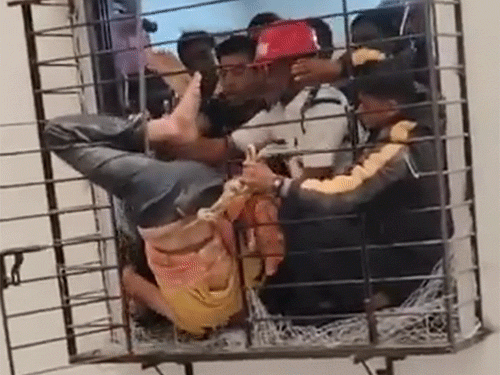 Fell from the 10th floor and got stuck in the window below | सूरत में 10वीं मंजिल से गिरा शख्स VIDEO: 8वें फ्लोर की खिड़की में पैर फंसने से बची जान; फायर