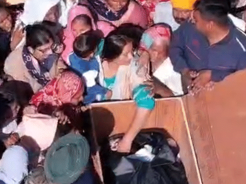 तस्वीर, में पत्नी अपने पति की पार्थिव देह के चेहरे पर हाथ रखकर दुलार करती रही। उनकी गोद में उनकी 2 साल का बेटा भी था।