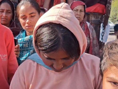 राजविंदर कौर अपने चाचा को याद कर रोने लगी।