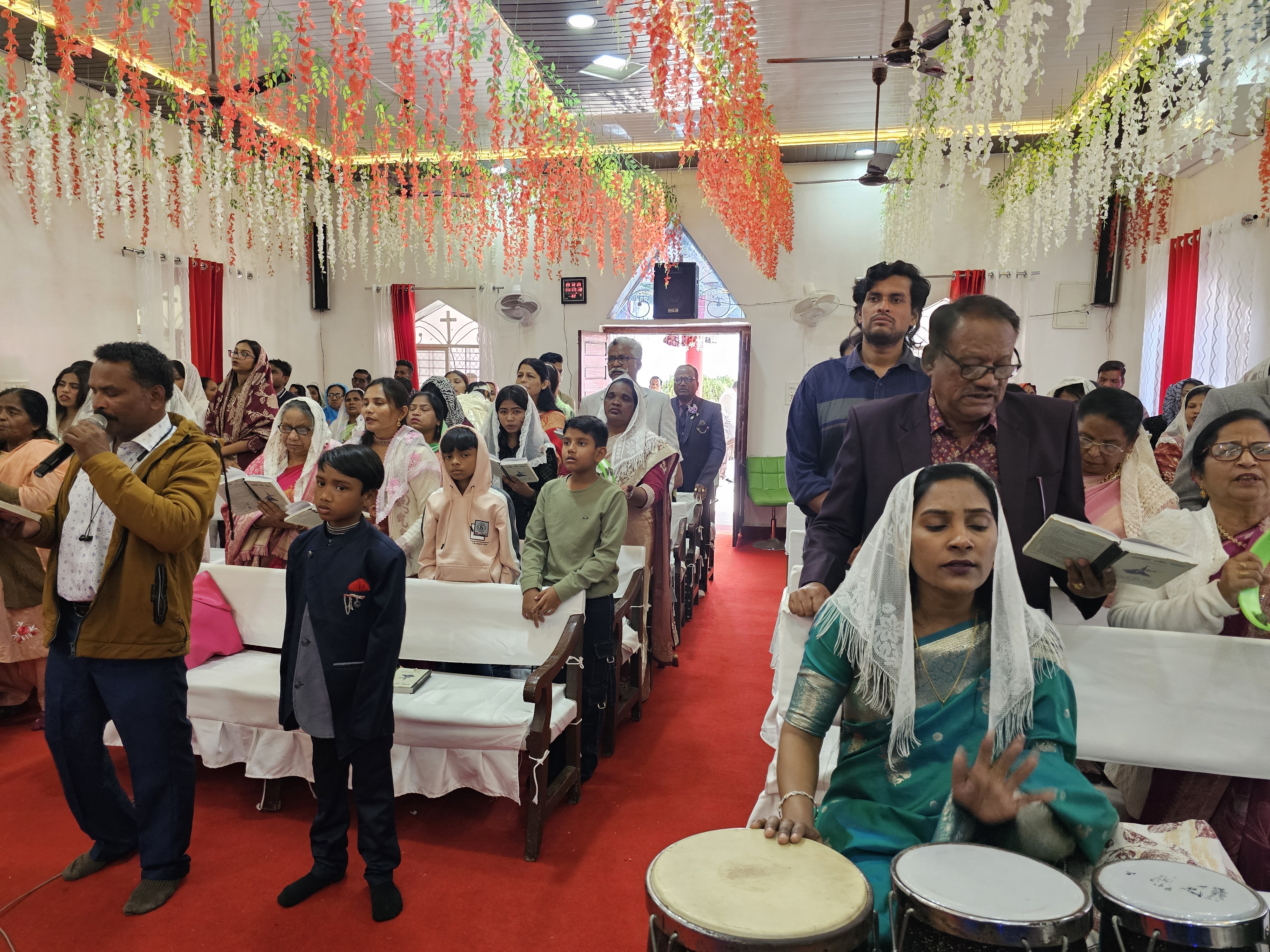 समाज के लोगों ने प्रभु यीशु को याद करते हुए प्रार्थना की।