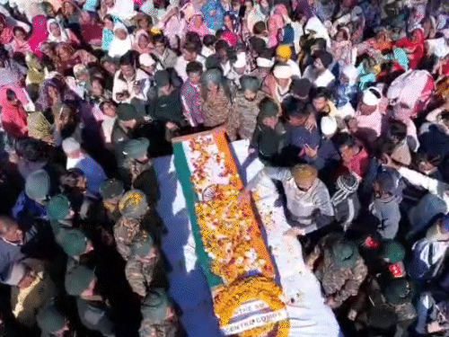 तिरंगे में लिपटे शव को देखने ग्रामीणों का हुजूम उमड़ पड़ा।