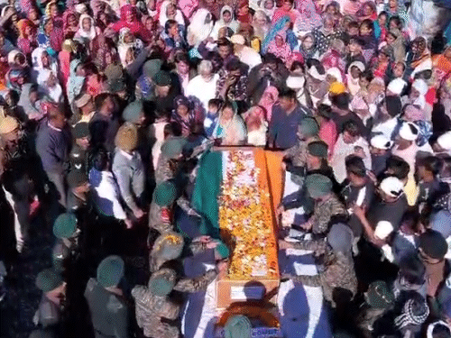 पार्थिव देह के पास खड़ी पत्नी हाथ में अपनी 2 साल की बेटी को गोद में लिए एकटक अपने पति को देखती रही।