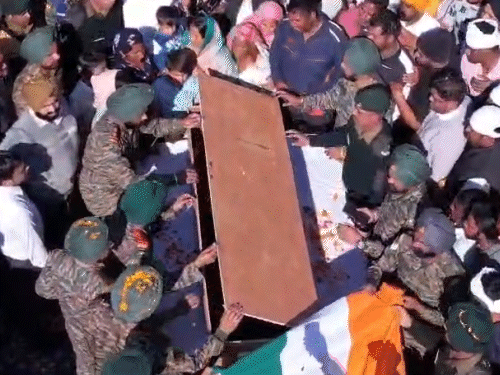 सेना के जवानों ने रेडबग्गा पहुंचकर परिजनों को उनके अंतिम दर्शन करवाए।