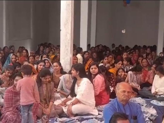 कार्यक्रम में शामिल हुई महिलाएं और युवतियां।