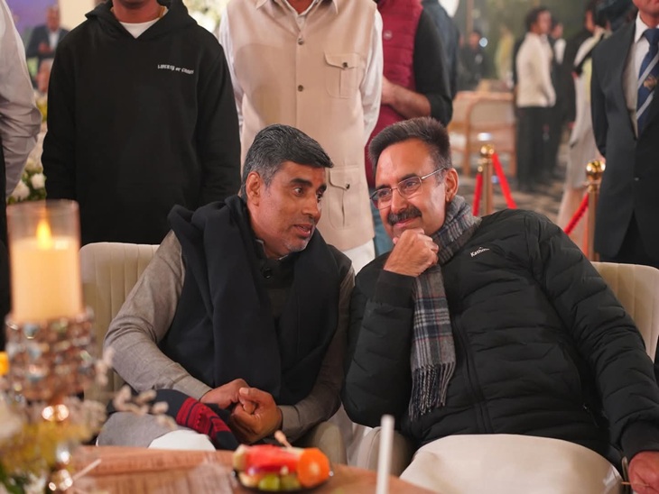 नीरज चोपड़ा की रिसेप्शन में पहुंचे हरियाणा के शिक्षा मंत्री महिपाल ढांडा स्पीकर हरविंद्र कल्याण से गुफ्तगु करते हुए।