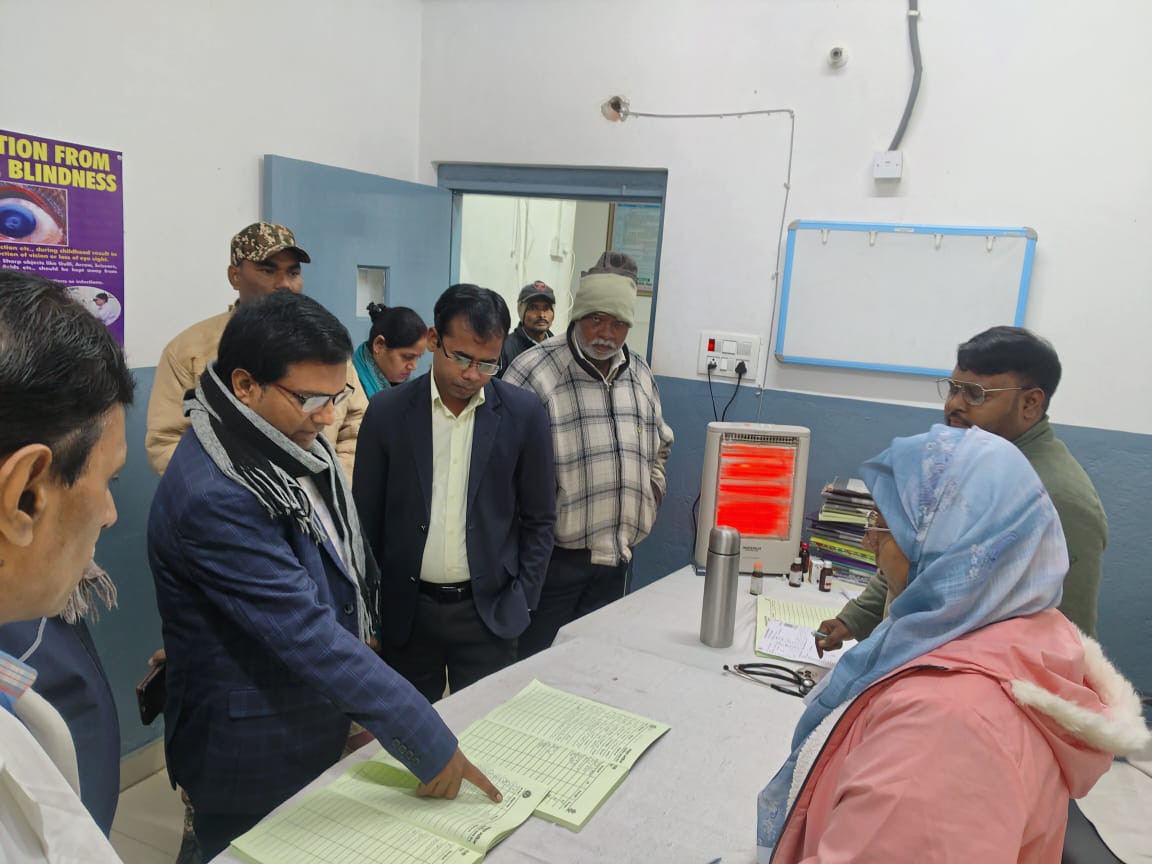 एसडीएम ने देखा ड्यूटी रजिस्टर।