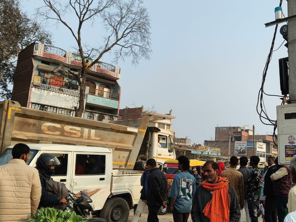 Accident : अनियंत्रित होकर बच्चों पर पलटा डंपर, 5 साल के बच्चे की मौत