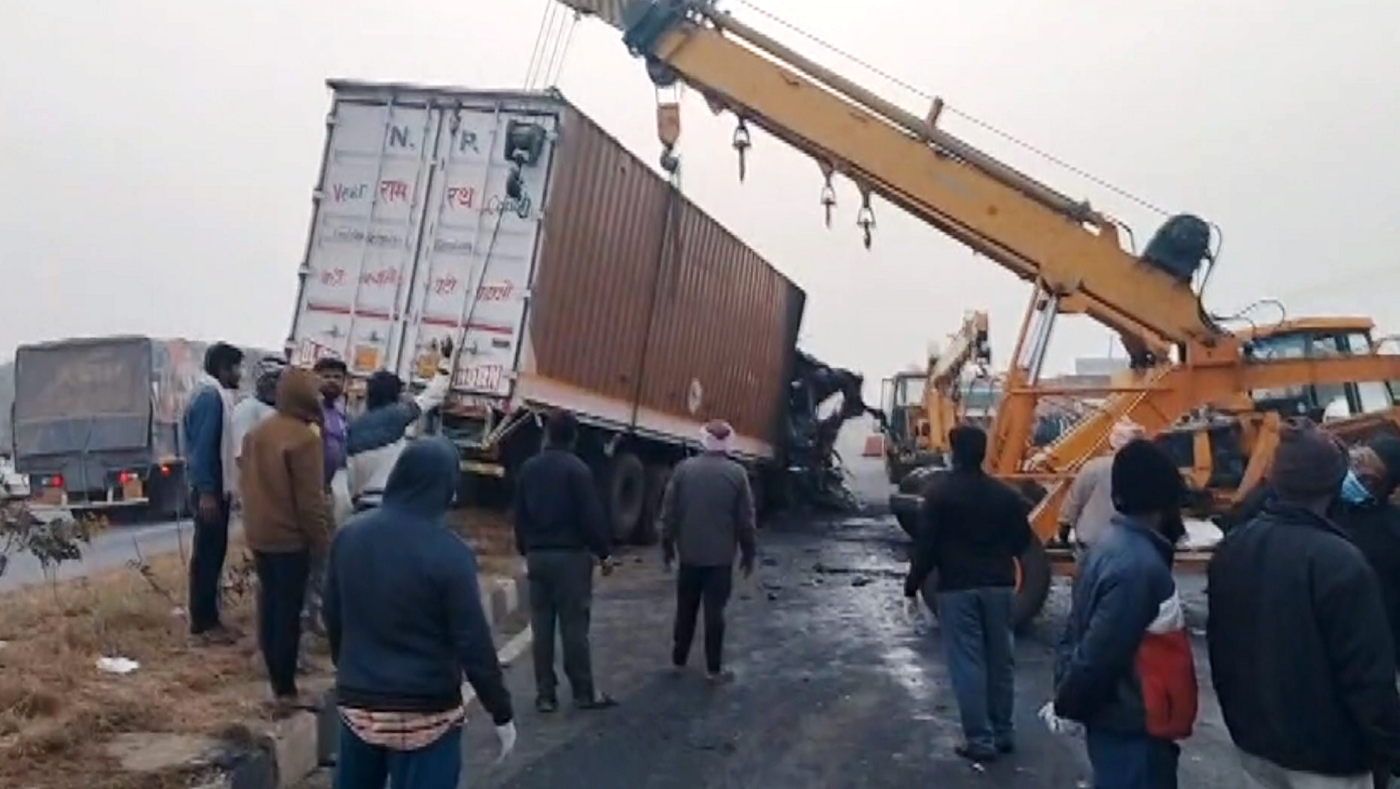 लॉरी और बस की आग बुझने के बाद फॉरेंसिक टीम ने सैंपल लिए।