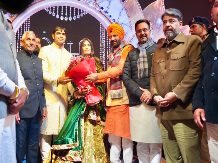 नीरज चोपड़ा व हिमानी मोर को बुके देकर शुभकामनाएं देते हुए सीएम नायब सैनी, स्पीकर हरविंद्र कल्याण सहित अन्य भाजपा नेता।