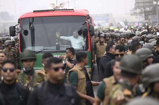 लोगों का हाथ हिलाकर अभिवादन करते तारिक।