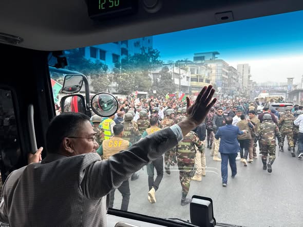 तारिक रोड शो करते हुए 300 फीट रोड तक पहुंचे। इस दौरान वो बस में शीशे के पास खड़े होकर लोगों का अभिवादन करते नजर आए।