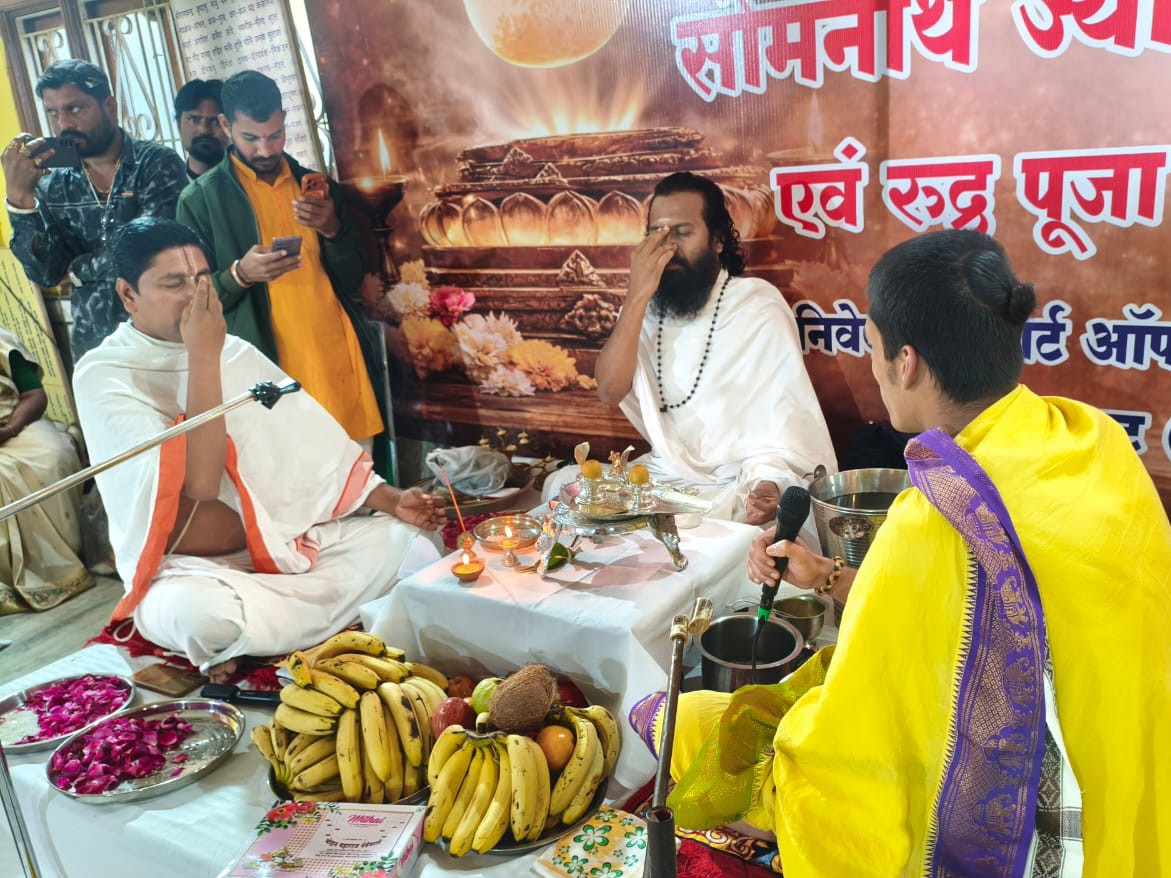 ब्रह्मचारी शिवतेष ने किया पूजन।