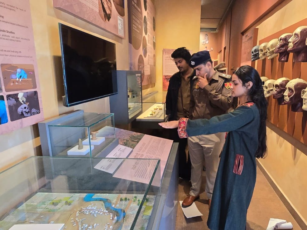 राखीगढ़ी संग्रहालय देखते एसपी