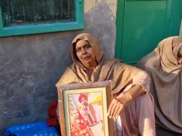 युवक की मां बोली-9 महीने का बच्चा है और उसकी पत्नी का एक बच्चा होने वाला है।