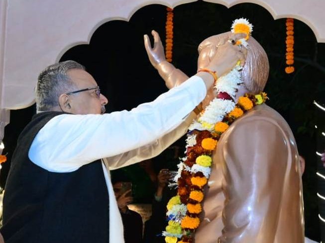 अटल बिहारी वाजपेयी जयंती पर सुशासन दिवस कार्यक्रम:  राजनांदगांव में विधानसभा अध्यक्ष डॉ. रमन सिंह ने अटल परिसर में अर्पित की श्रद्धांजलि – Rajnandgaon News