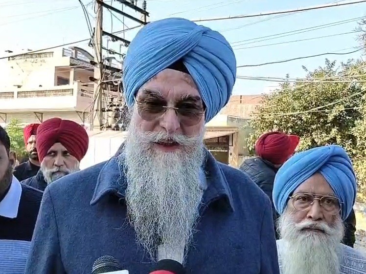 मीडिया से बात करते विधानसभा स्पीकर कुलतार सिंह संधवां।