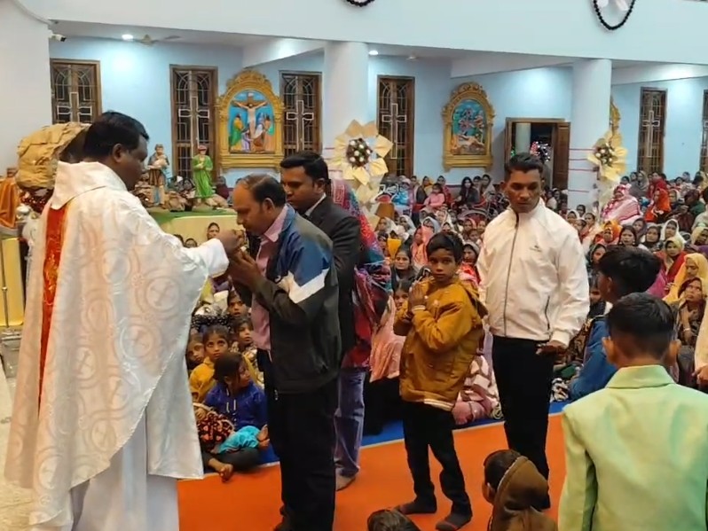 चर्च फादर से आशीर्वाद लेते श्रद्धालु।