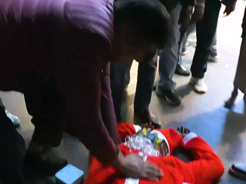 AAP नेताओं ने सोशल मीडिया पर वीडियो पोस्ट कर सैंटा का मजाक बनाया था। - Dainik Bhaskar