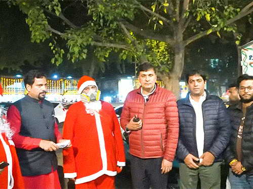 वीडियो में सैंटा इंडस्ट्रियल मास्क लगाए नजर आ रहे हैं।