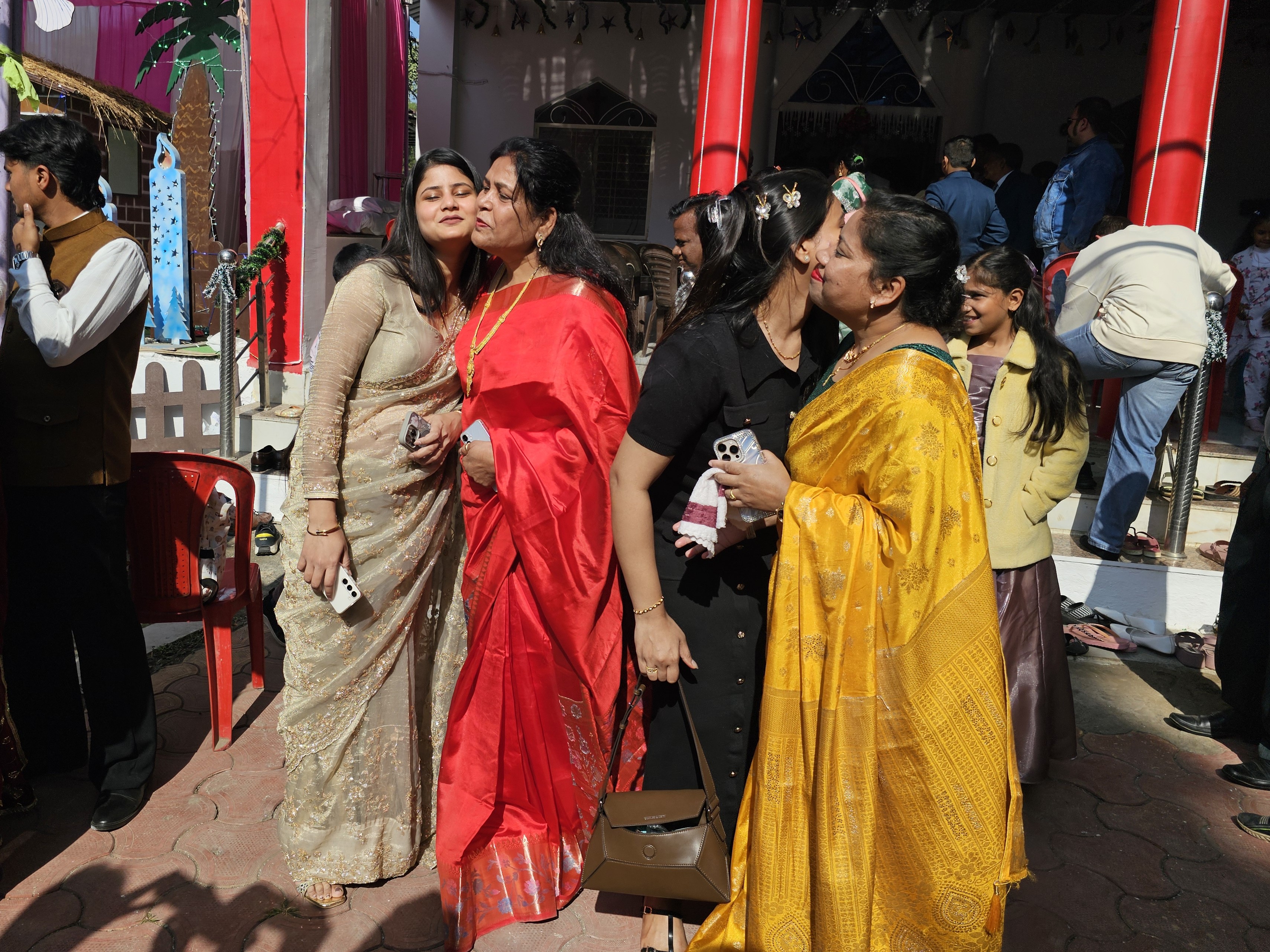 एक-दूसरे को गले लगाकर क्रिसमस की बधाई दीं।