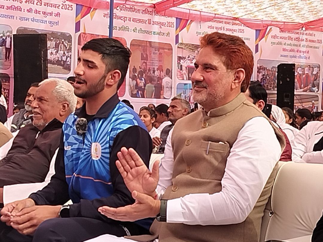 पीएम मोदी के साथ संवाद करता गांव डांगरा का बॉक्सर नीरज व सांसद सुभाष बराला।