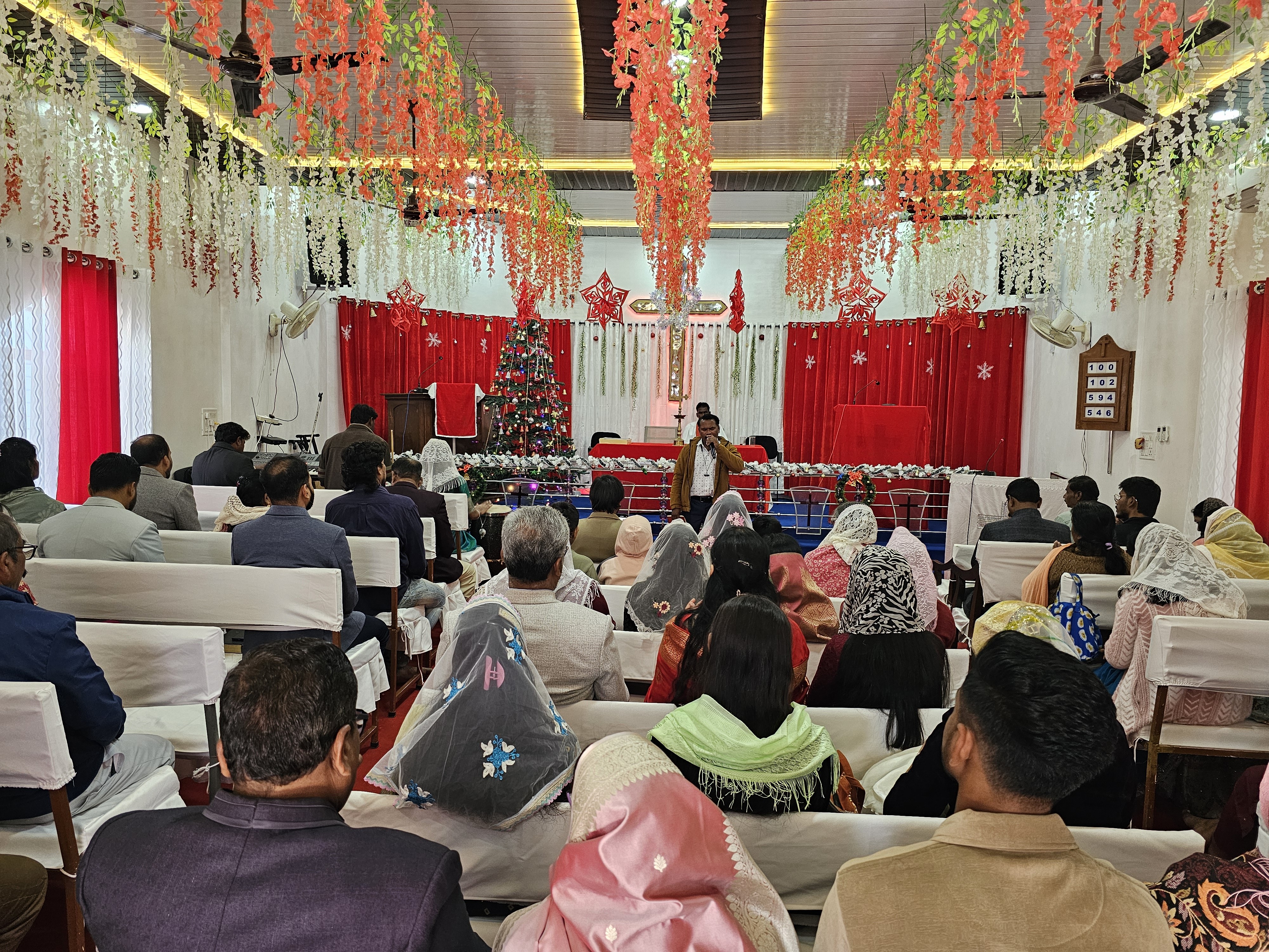 चर्च में प्रार्थना करने एकजुट हुए लोग।