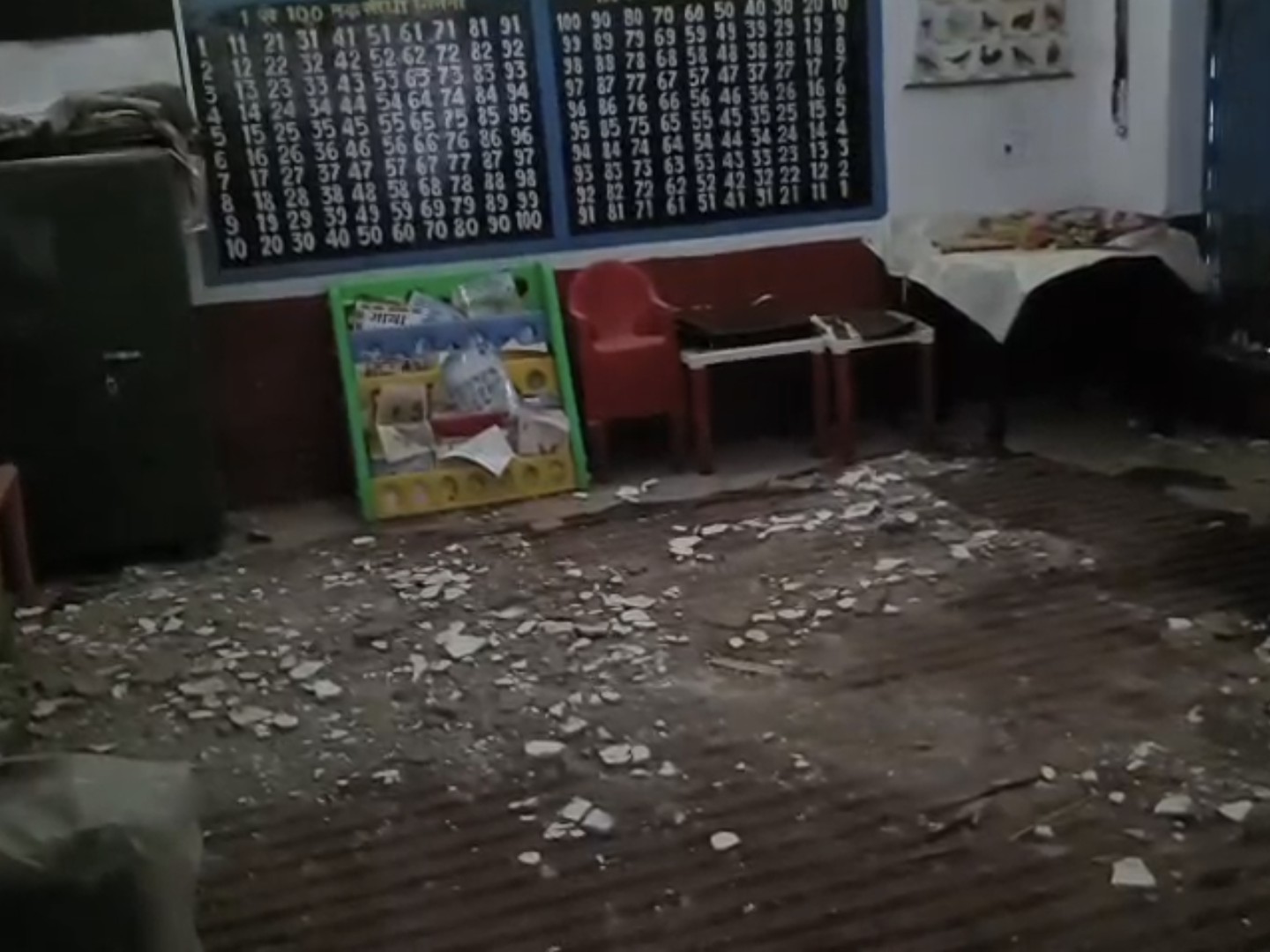 स्कूल की छत का प्लास्टर लगातार गिर रहा है।