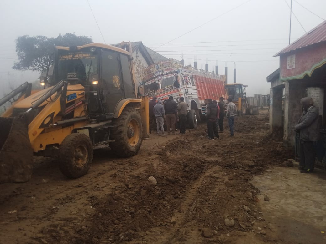 हमीरपुर में सुजानपुर-संधोल मार्ग पर धंसा ट्रक:  लंबे-स्थानीय रूट की बसें प्रभावित, छात्र स्कूल नहीं पहुंचे, कर्मचारी भी हुए परेशान – Sujanpur News