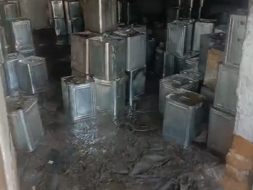 AGTF ने शोभासर पुलिया के पास दबिश देकर अवैध फैक्ट्री से 414 पीपे और केमिकल से भरे ड्रम जब्त किए।