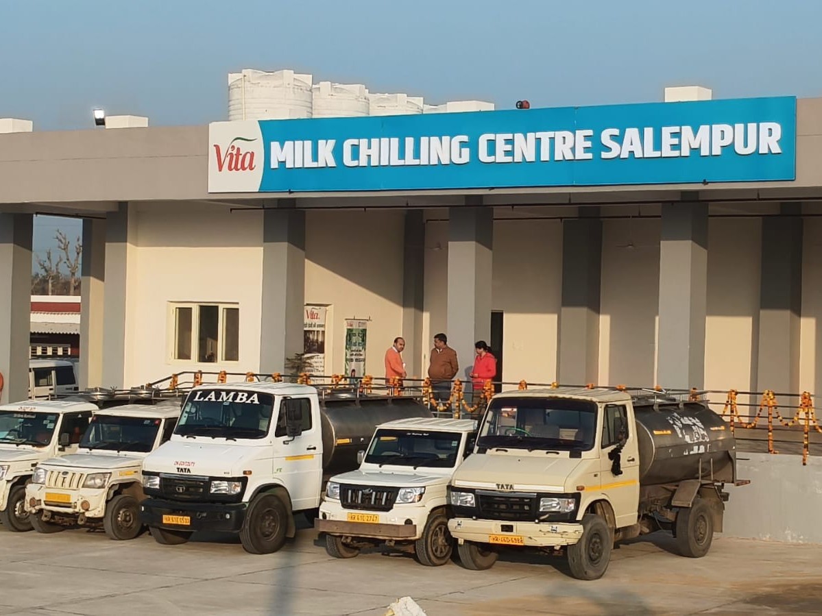 सलेमपुर में वीटा मिल्क चिलिंग सेंटर का किया गया उद्घाटन।