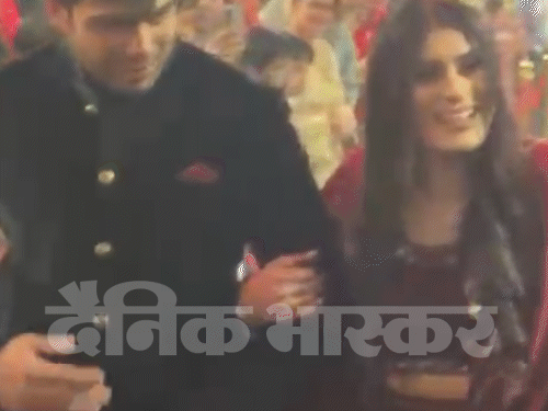 करनालमध्ये सुरू असलेल्या कार्यक्रमात पोहोचल्यावर नीरज चोप्रा आणि त्यांची पत्नी हिमानी मोर लोकांचे अभिवादन स्वीकारताना.
