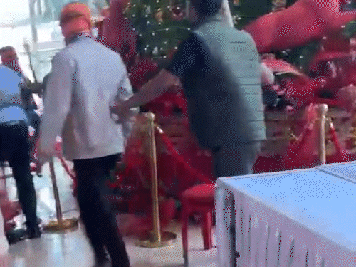 कार्यकर्ताओं ने मॉल में सजाए गए क्रिसमस ट्री में भी तोड़फोड़ की।