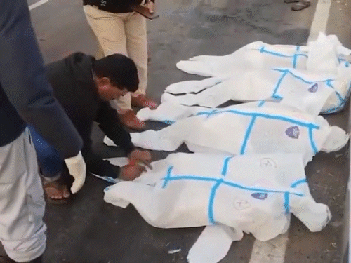 पुलिस का कहना है कि लाशें सड़क पर बिखरी हुई थीं।