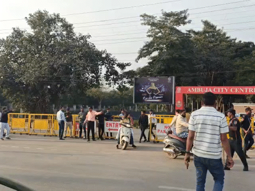 अंबुजा मॉल के बाहर डंडे लेकर सिक्योरिटी गार्ड तैनात किए गए थे।